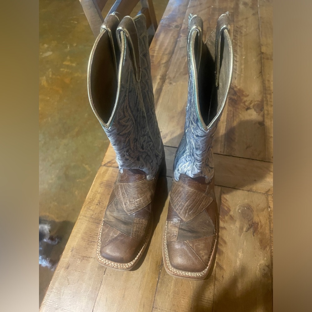 Airat women’s boots. Size 8b. Worn 4-5 times.